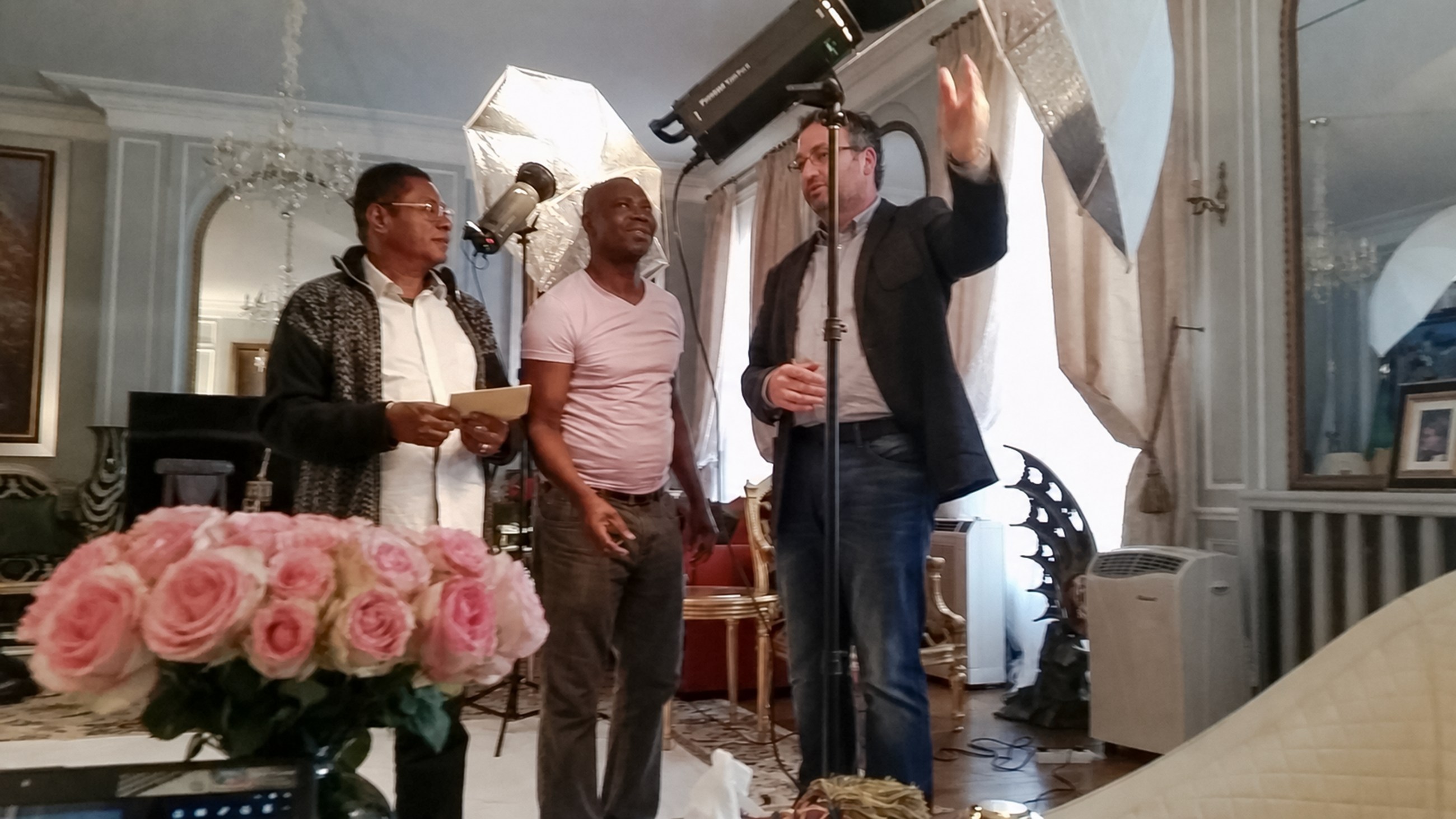 David DeJonge discussing photographic lighting with two photographers in Paris, France